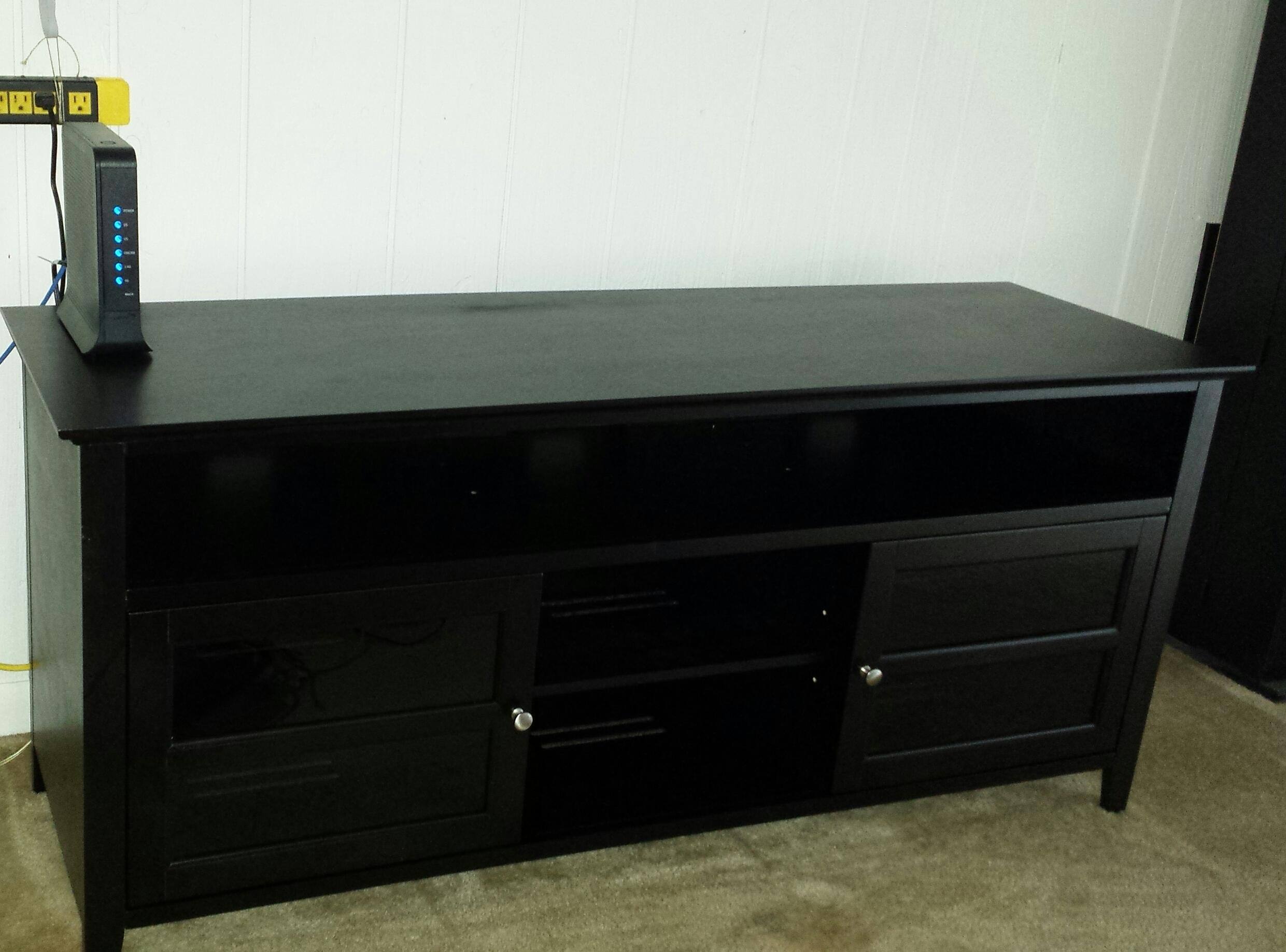 Used the phones flash on this picture. In both pictures you can see the brushed nickel cabinet knobs., click to load a larger version