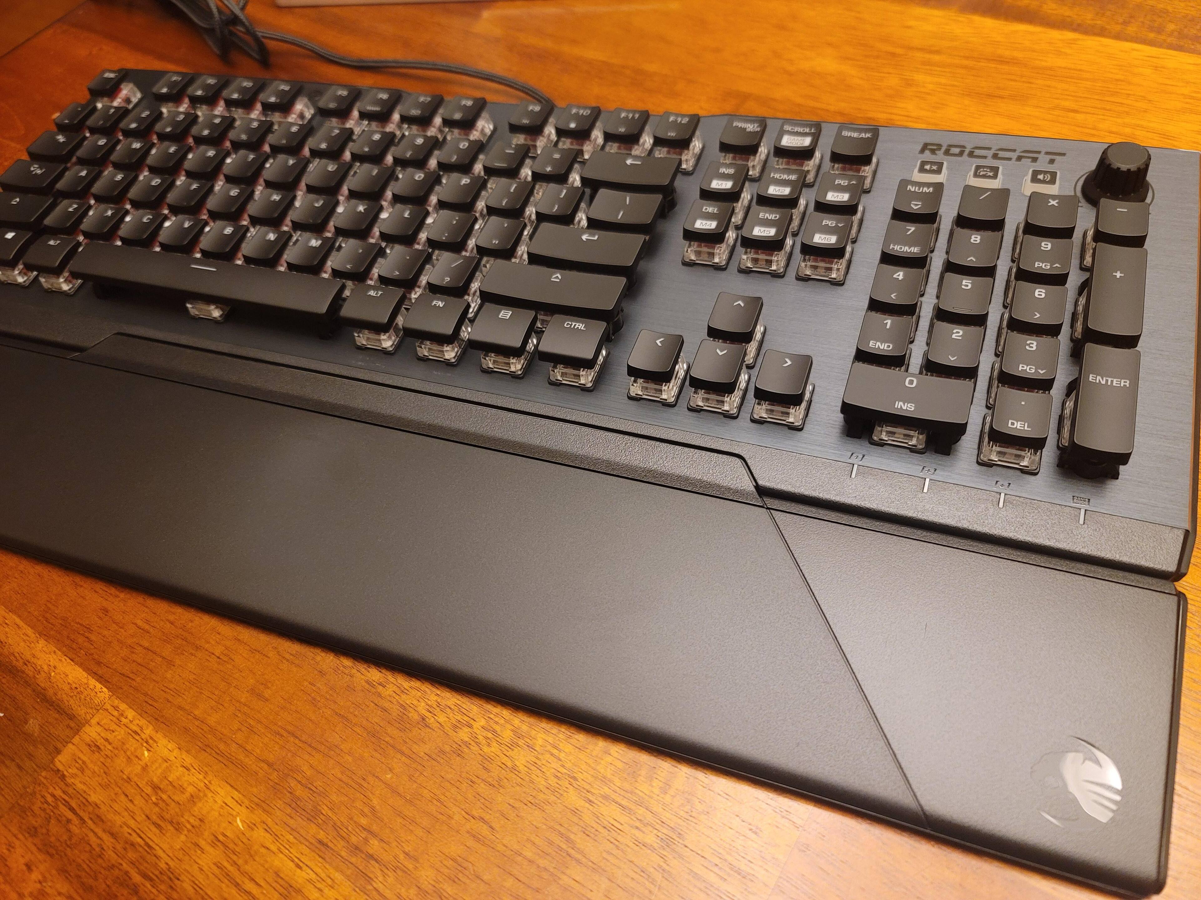 Classy, clean, elegant design. With out RGB enabled - the Vulcan 121 AIMO look right at home in a work place environment., click to load a larger version