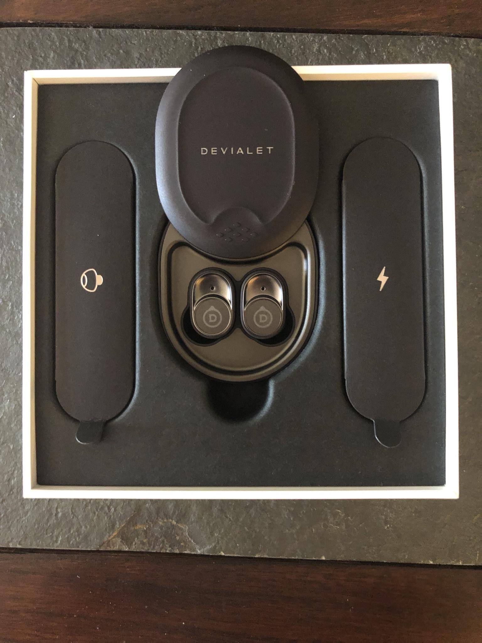 Just slide the lid up to open the case, click to load a larger version