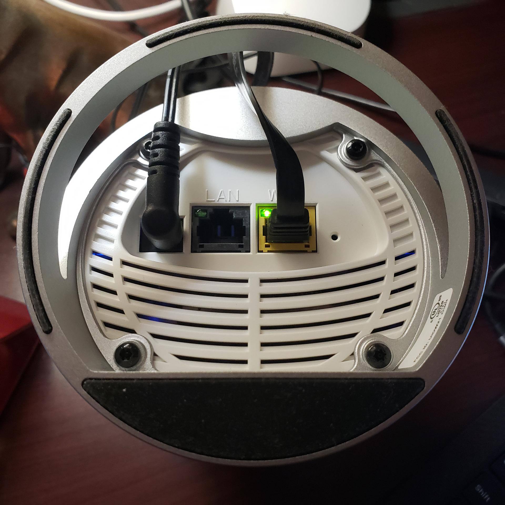 WAN/LAN and power ports on bottom of router, click to load a larger version