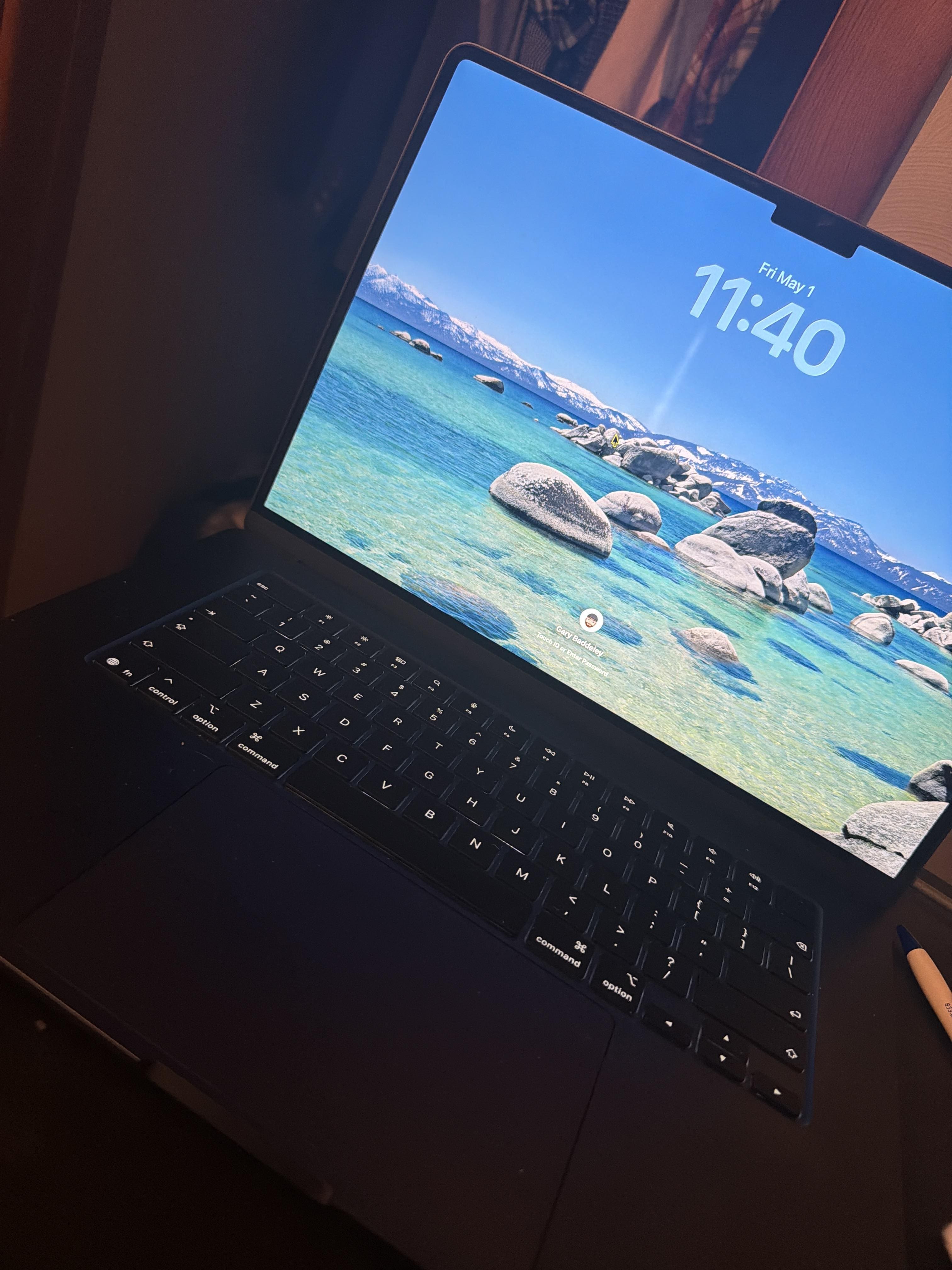 15 inch MacBook Air Apple M5 chip with 10 core CPU and 10 core GPU