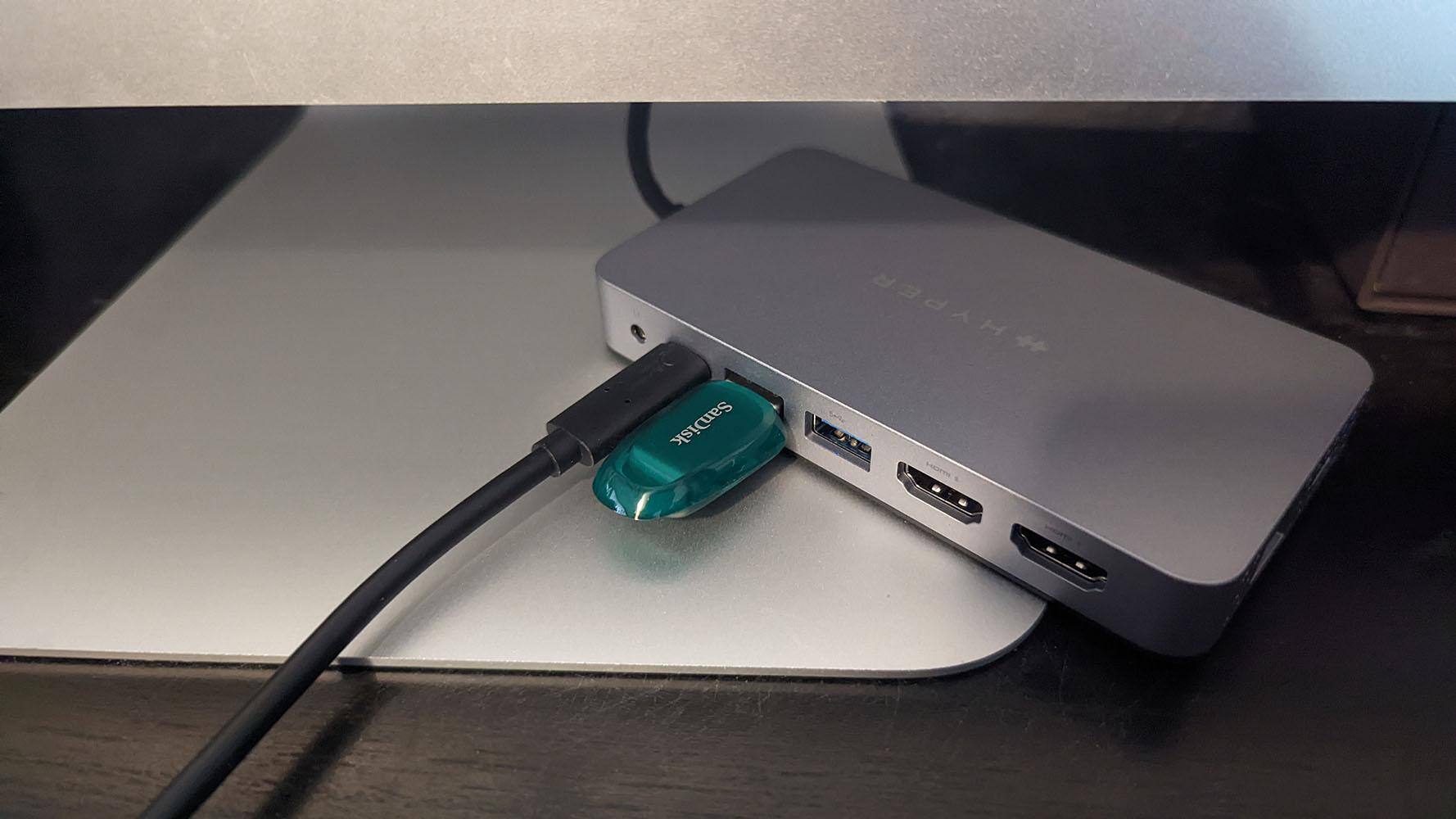 View of SanDisk USB Flash Drive mounted on a HUB for Mac, click to load a larger version