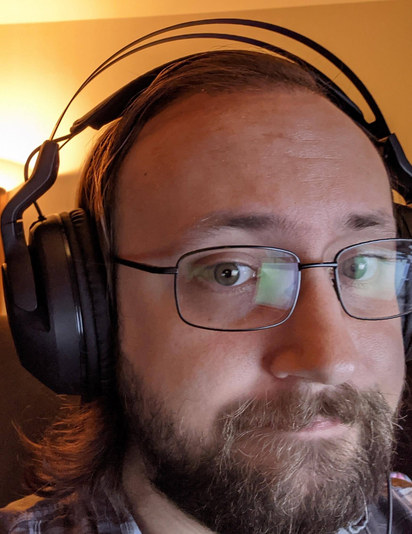 It's hard to see exactly how the foam has been shaped to make room for glasses, but you can definitely feel it., click to load a larger version