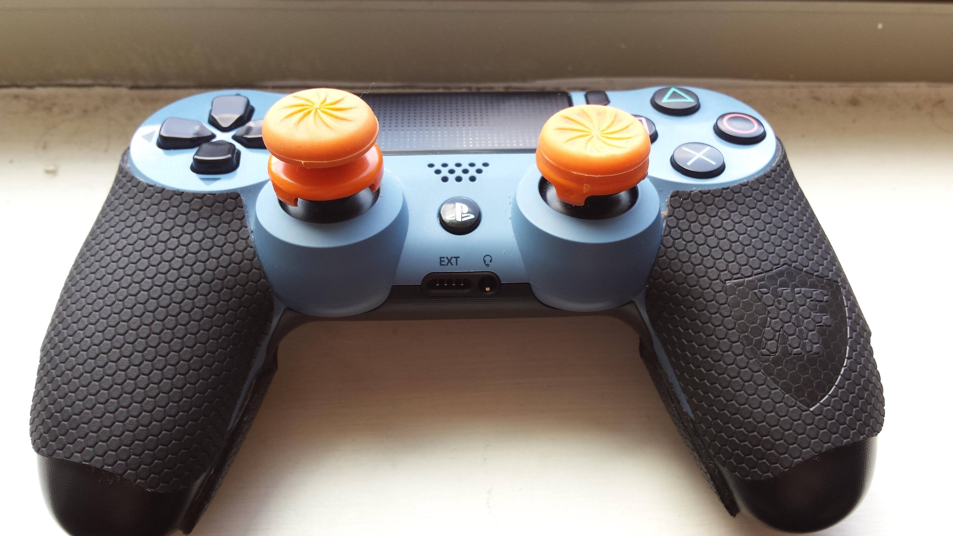 Uncharted 4 controller with Vortex Kontrol freeks and Kontrol grips, click to load a larger version