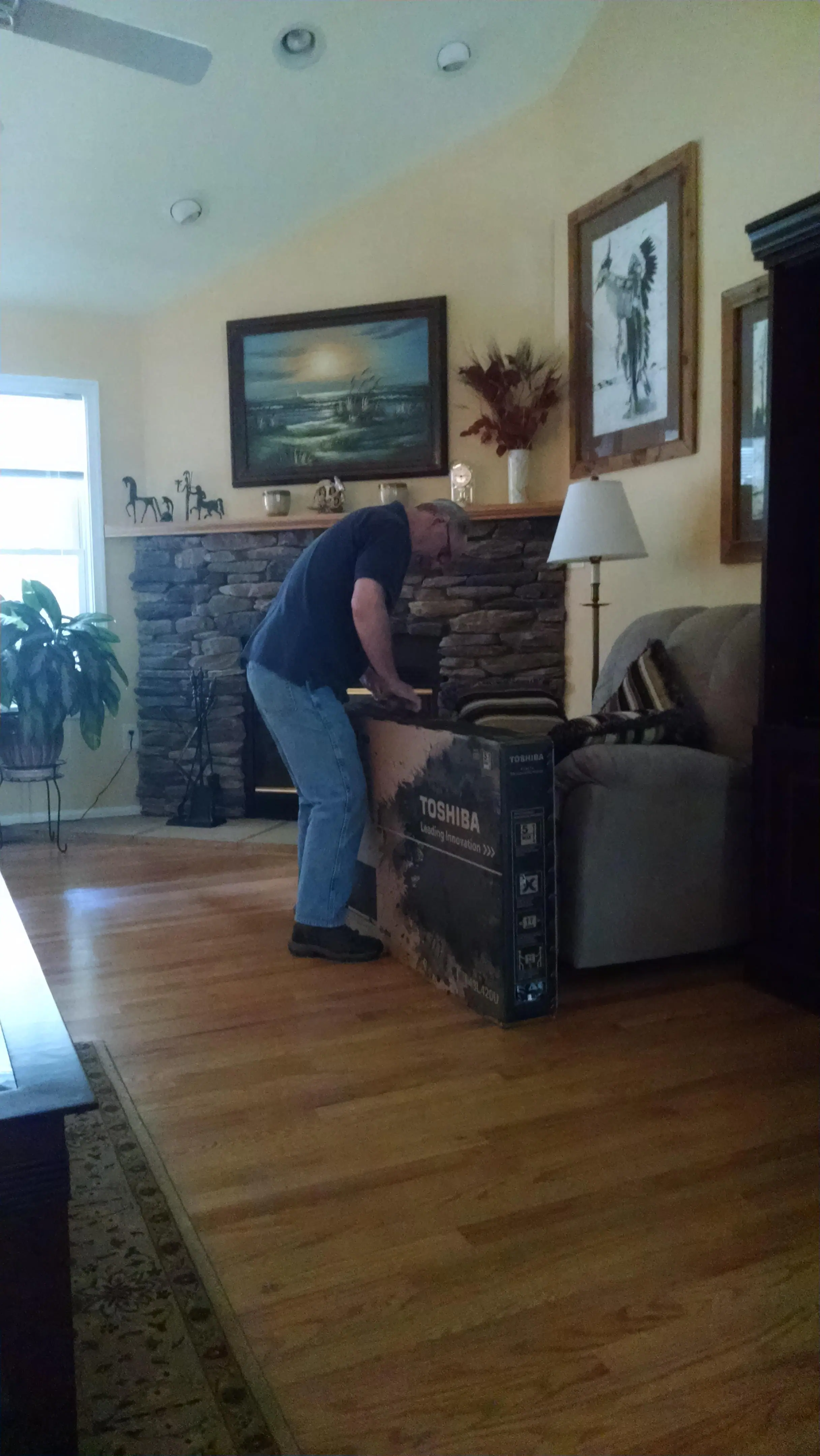 Look it's a flat screen t.v., click to load a larger version