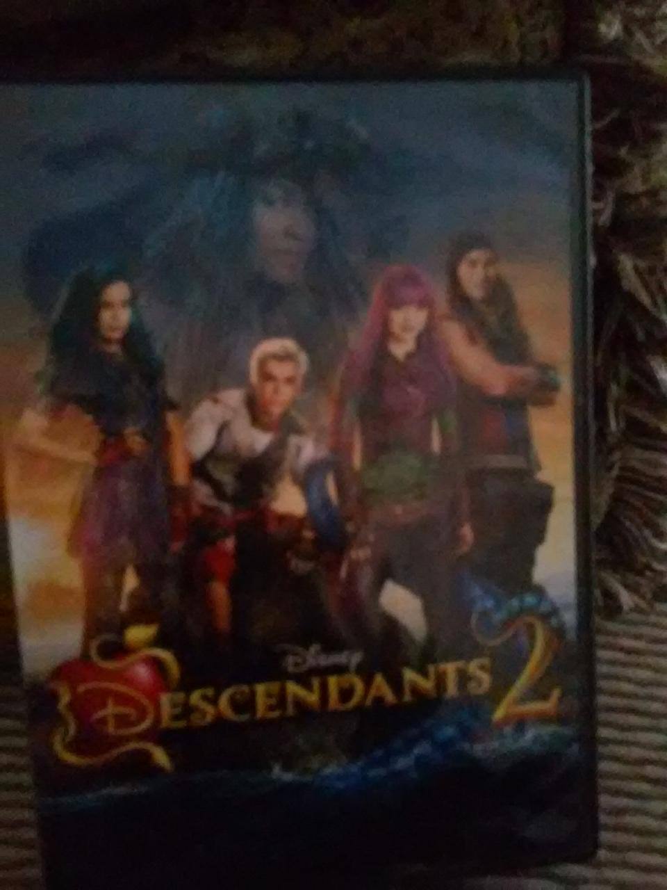 Descendants 2 DVD, click to load a larger version