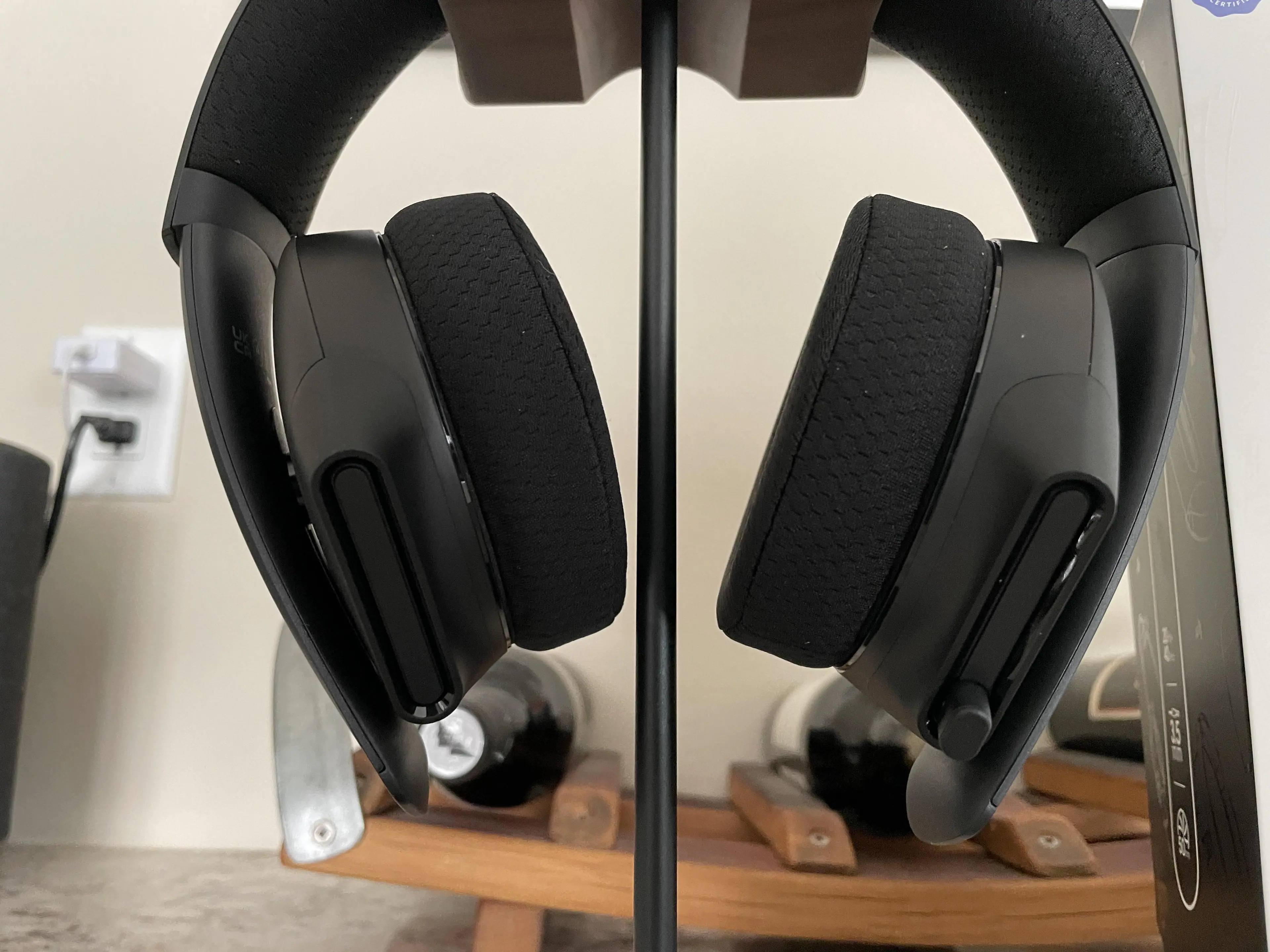 Mic tucks away nicely., click to load a larger version