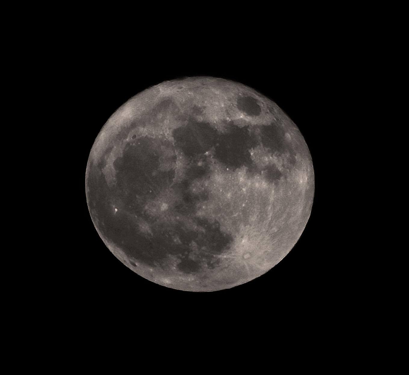 Supermoon, click to load a larger version