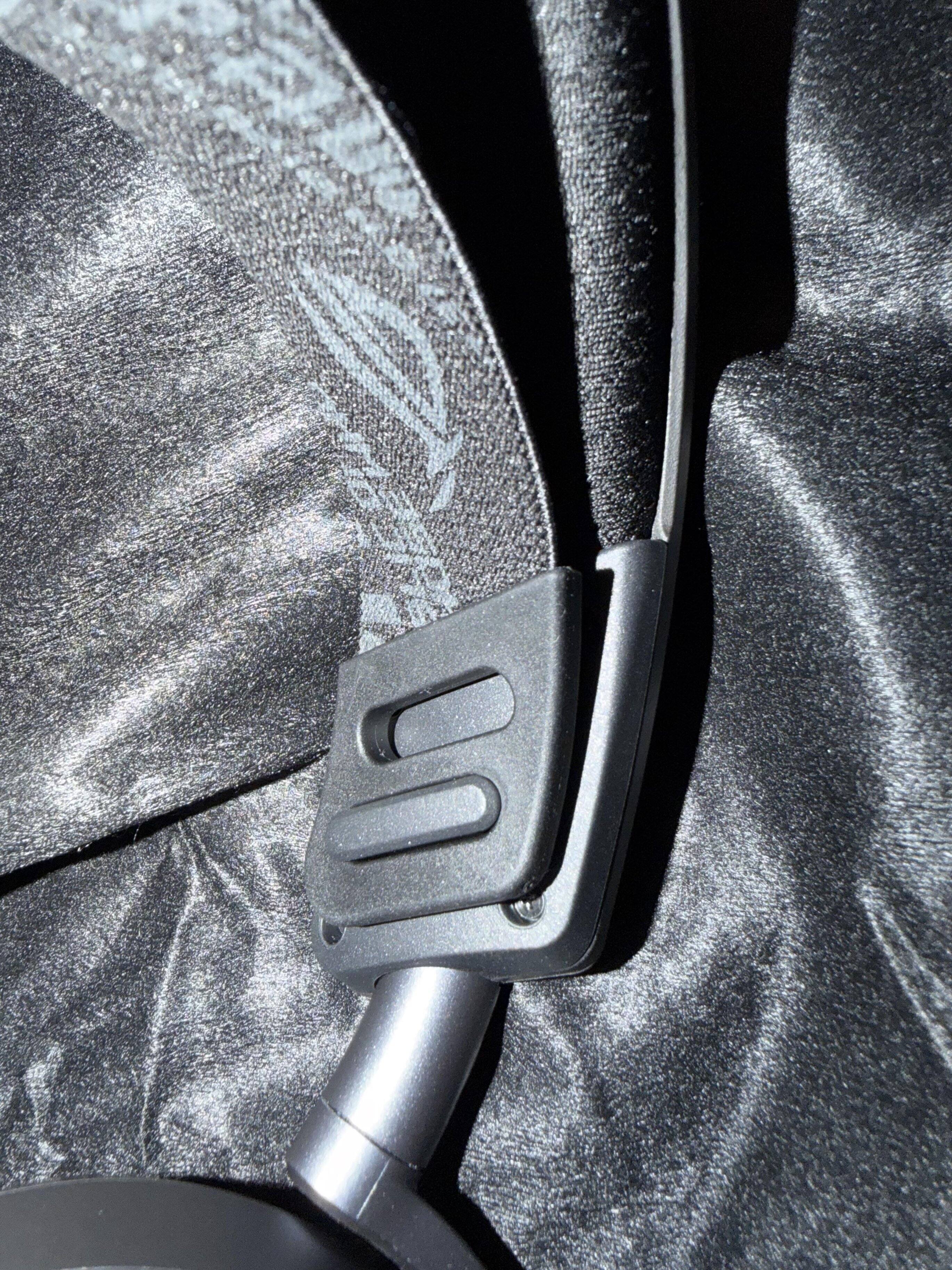 Tabs on the headset to adjust the elastic to individual head size. It is so comfortable., click to load a larger version