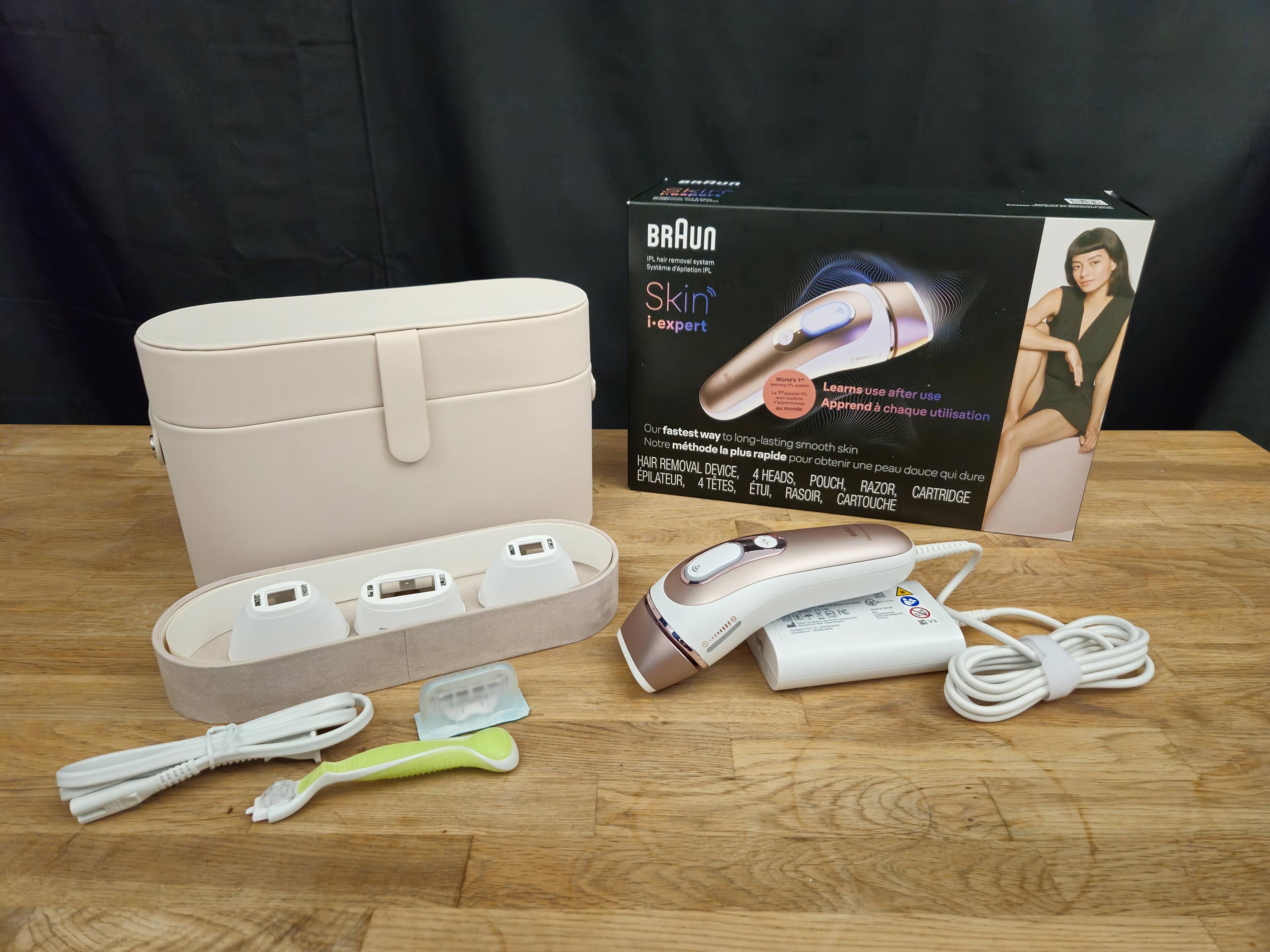 Everything included: Skin i-Expert device, 4 Smart Caps, Venus Razer handle, Venus Razer Cartridge, and a carrying case to keep it all organized., click to load a larger version