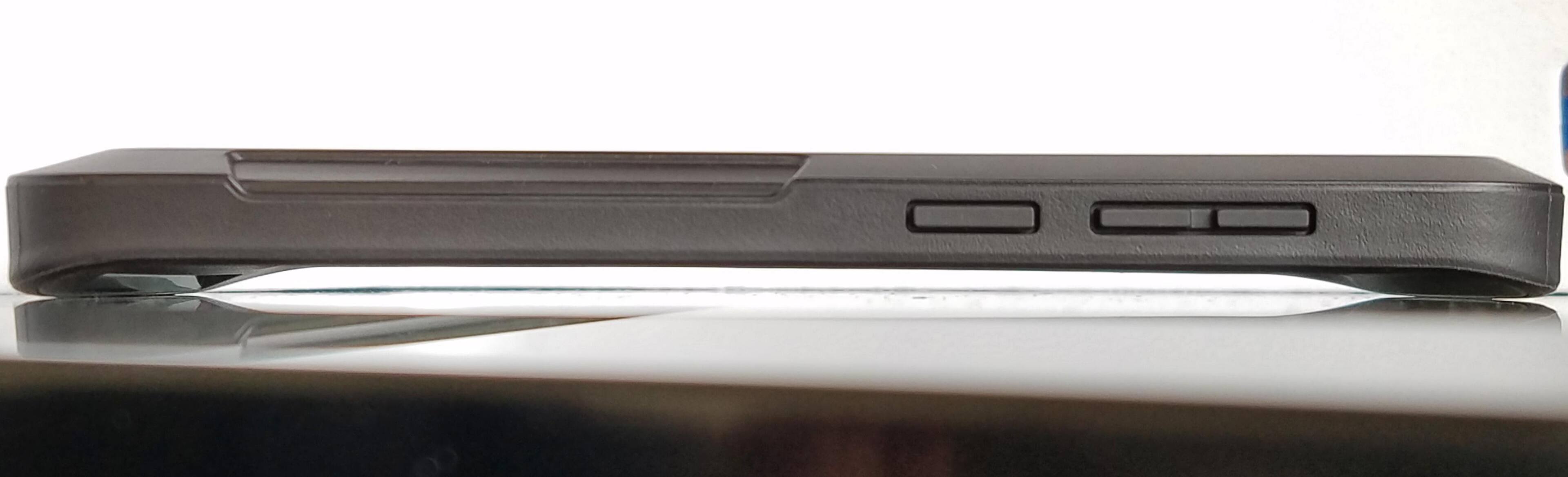 Top and bottom of case protects screen the most., click to load a larger version