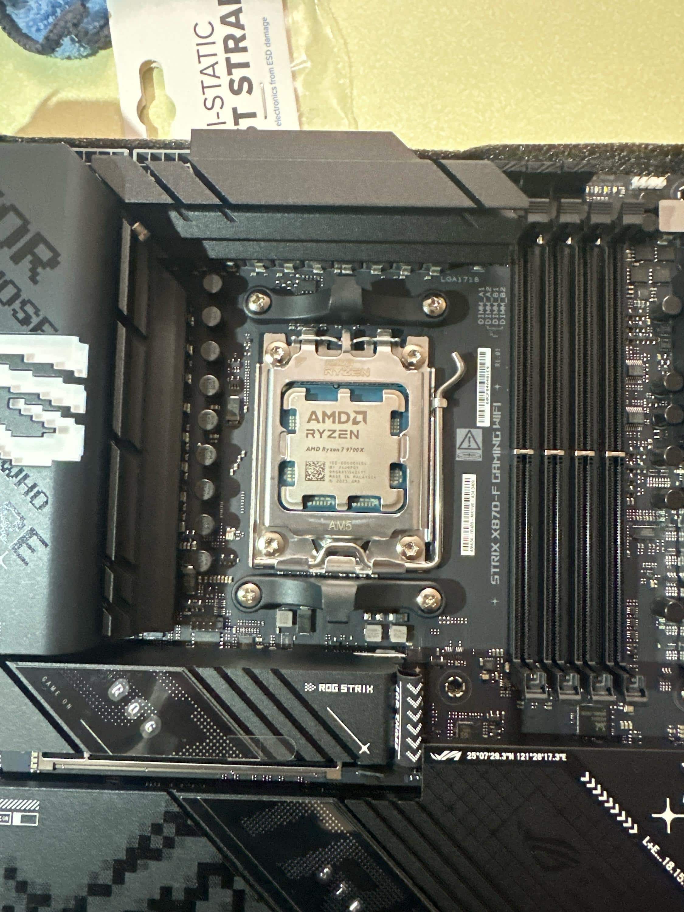 AMD Ryzen 7 9700X 8 Core 16 Thread 3.8 GHz (5.5 GHz Max Boost