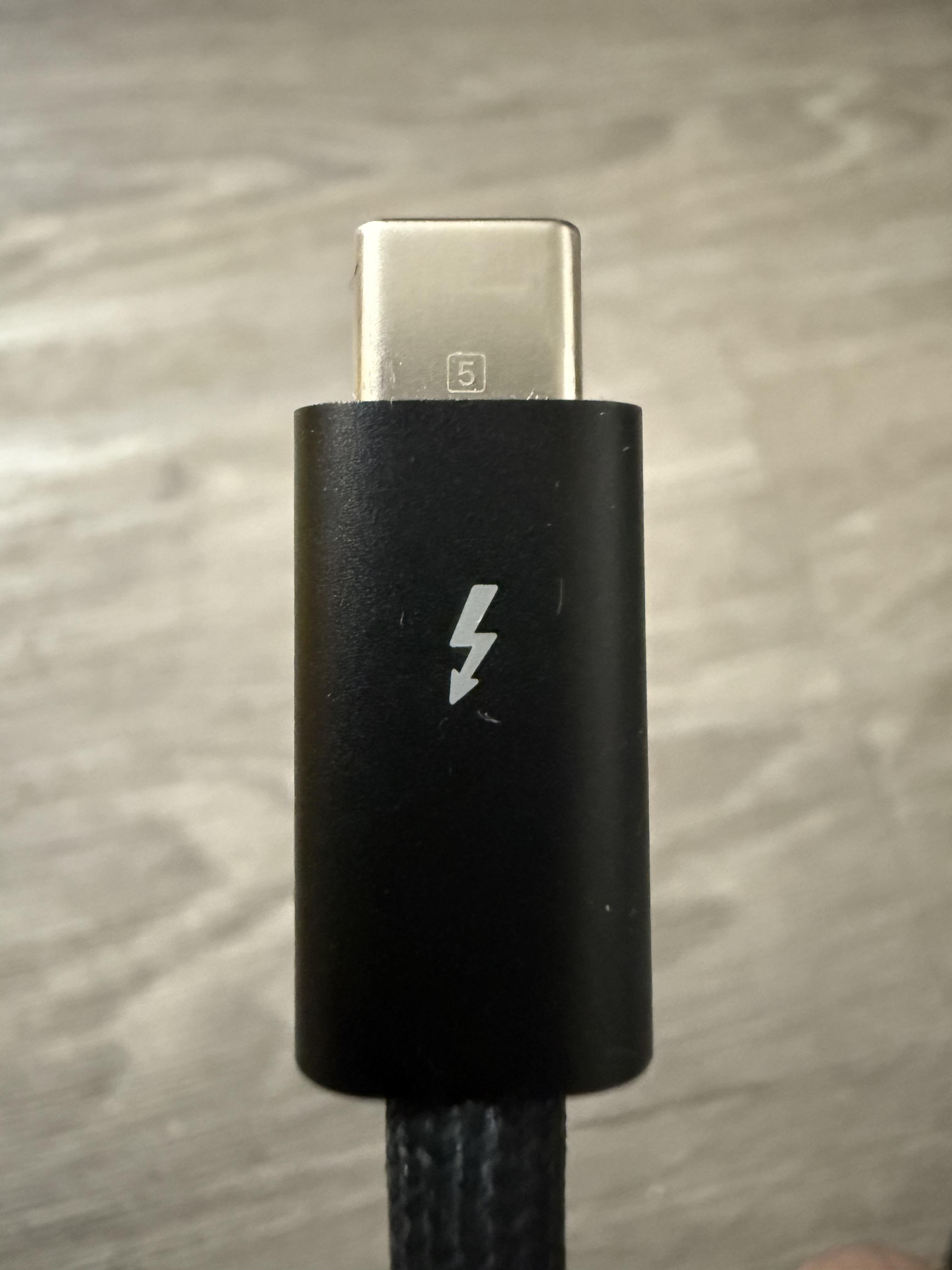 Apple Thunderbolt 5 (USB‑C) Pro Cable (1 m) Black MDW94AM/A