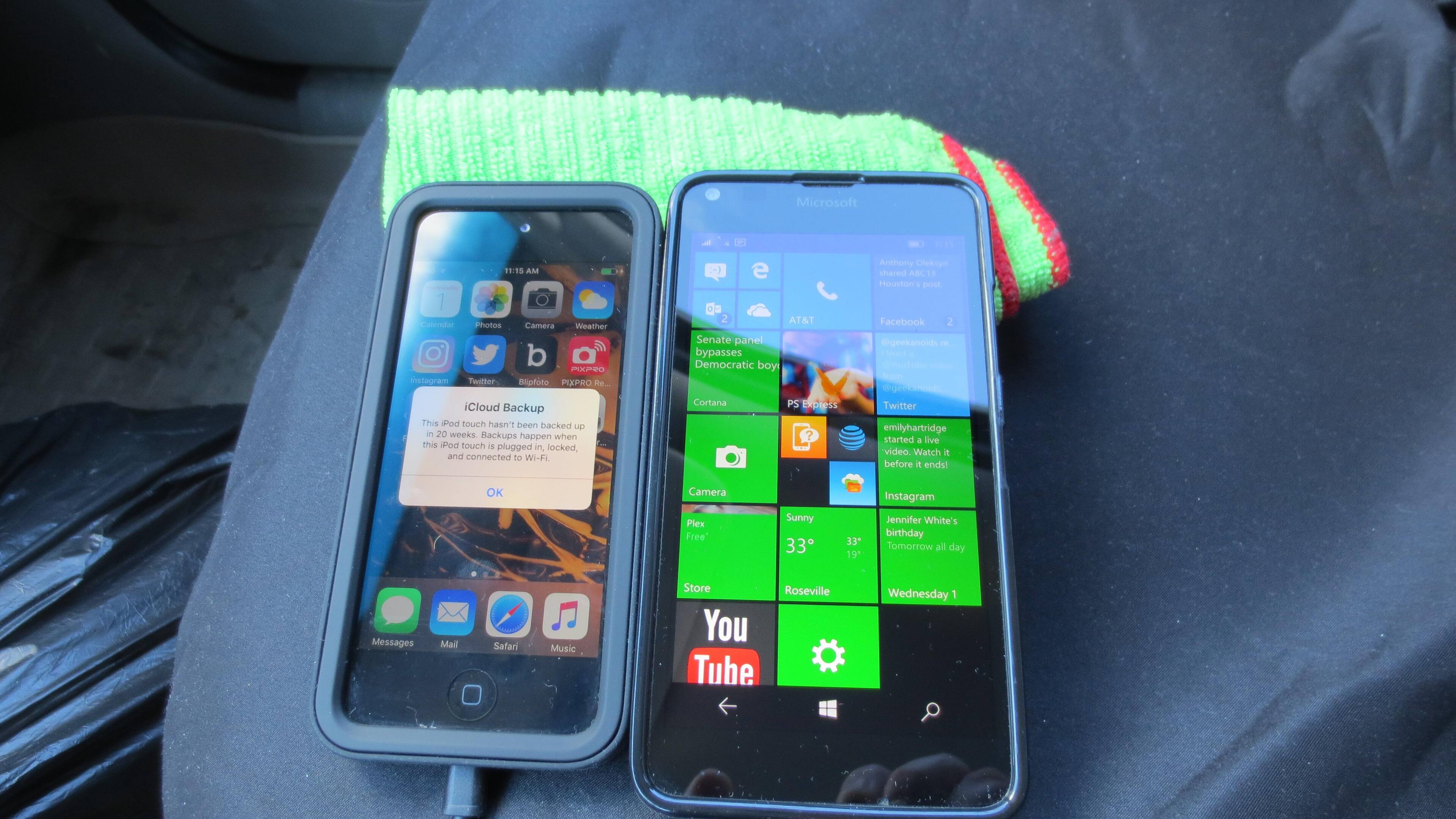 Easily charged my iPod Touch 5 and Lumia 640 at the same time., click to load a larger version