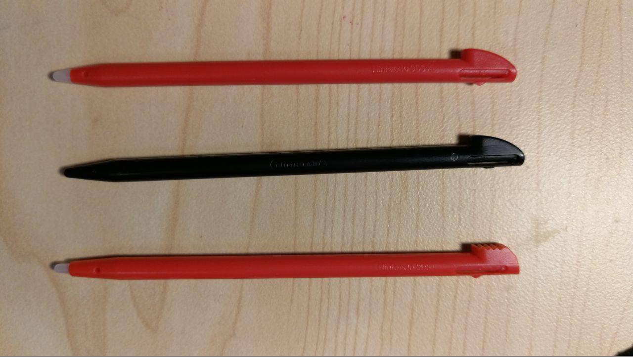 The stylus in the center is my original 3DSXL stylus. The handheld model imprinted on the stylus is correct., click to load a larger version