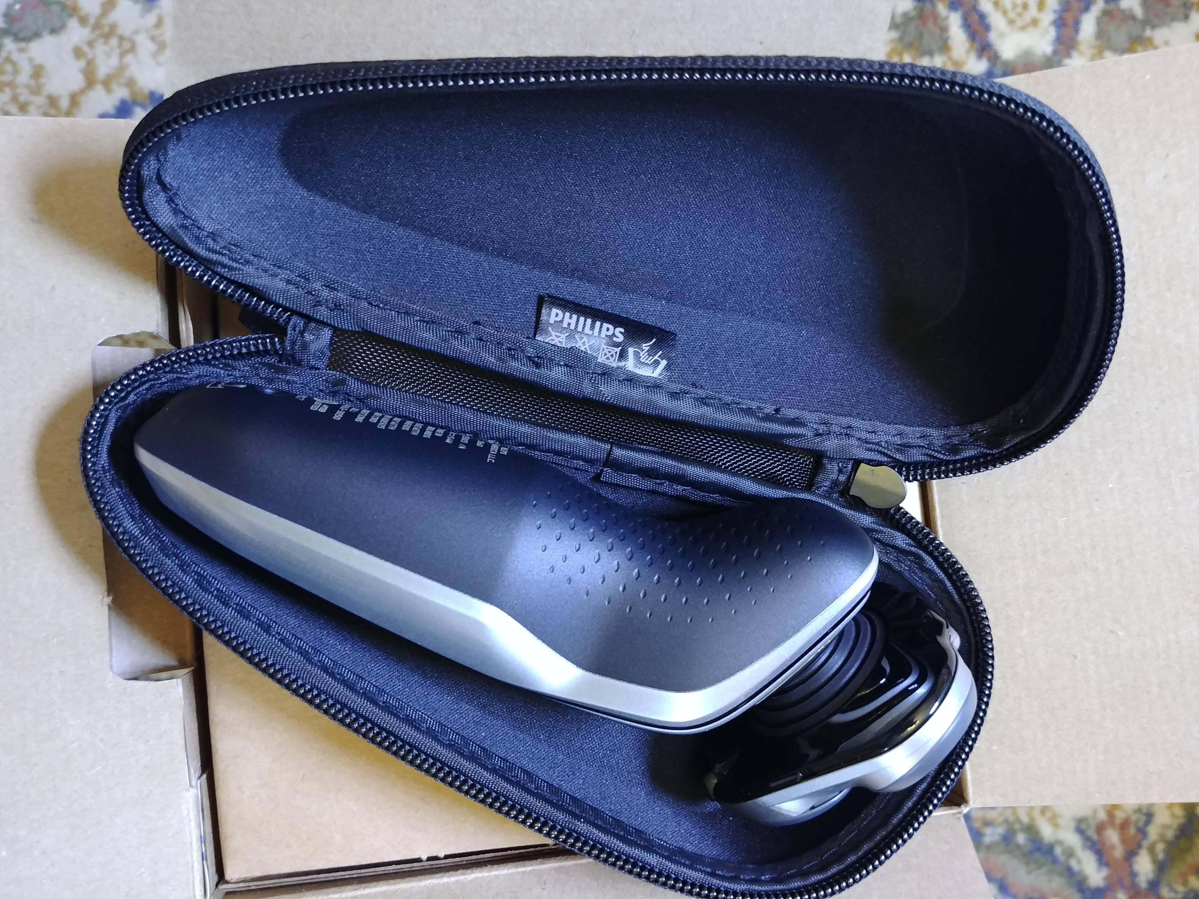 Nice padded travel case, click to load a larger version