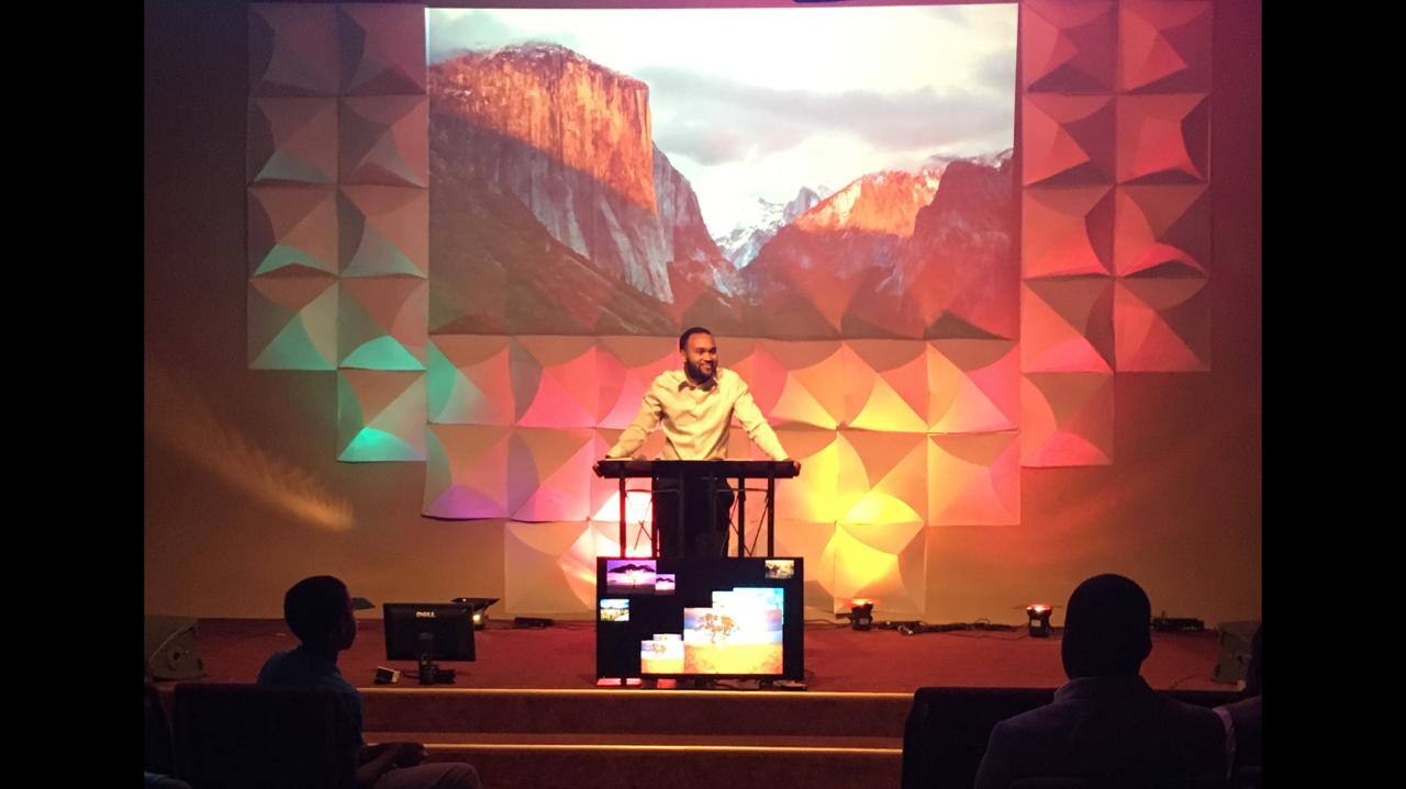 The projector is in the middle., click to load a larger version