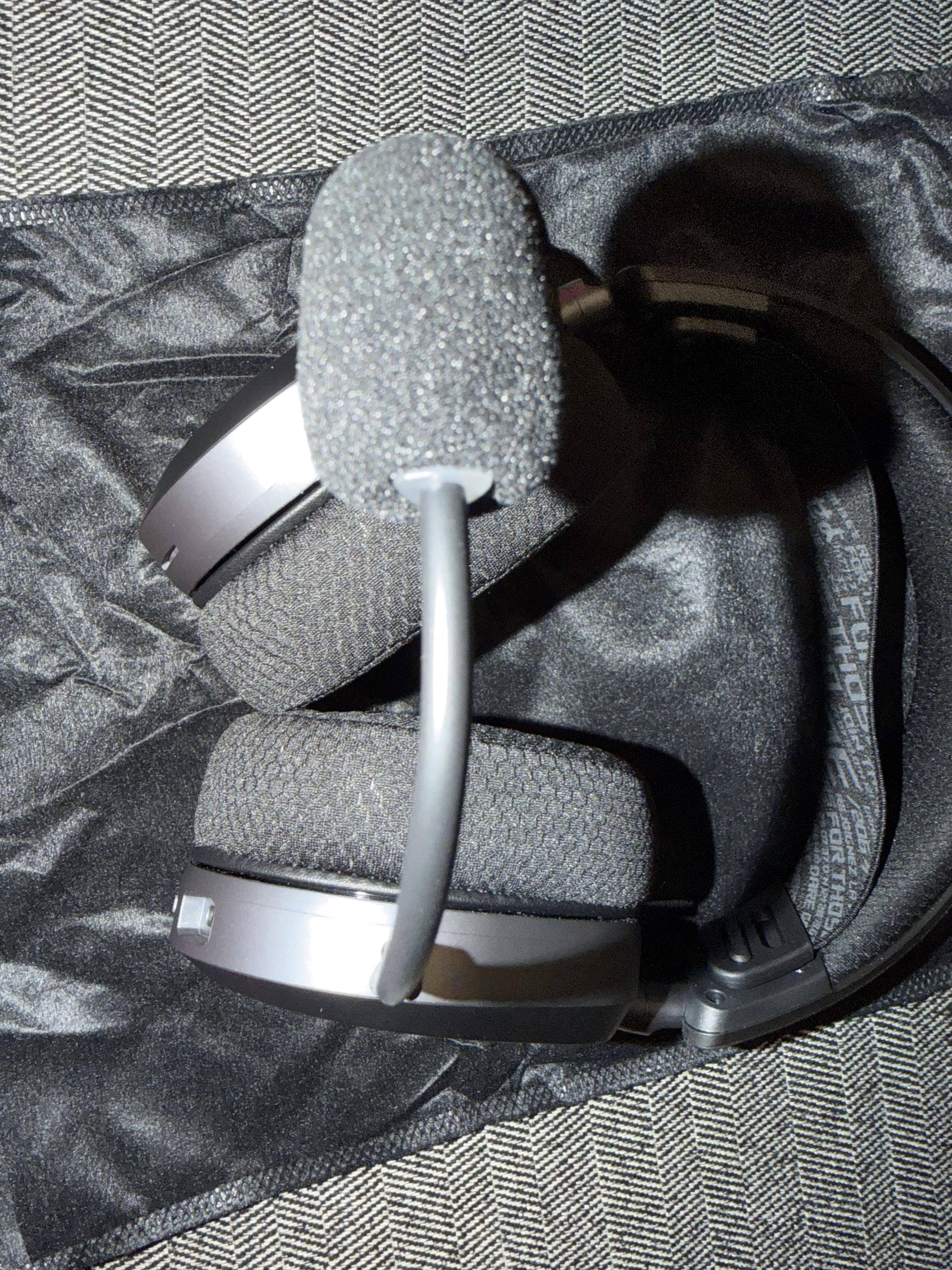 Microphone is nice and big but not too big that it gets in the way, click to load a larger version