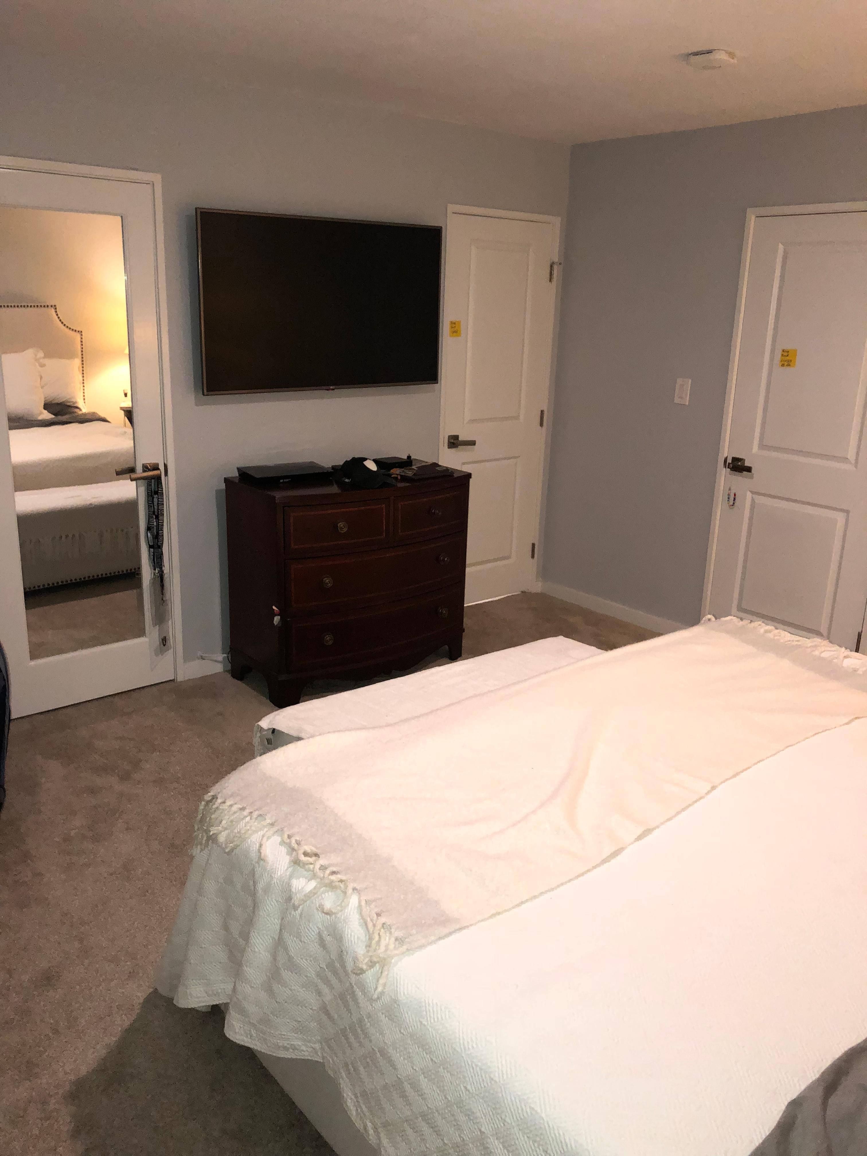 Bedroom, click to load a larger version