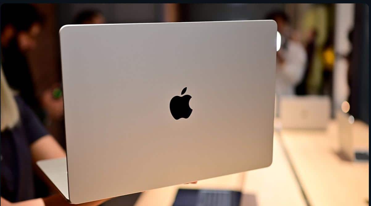 13 inch MacBook Air Apple M5 chip with 10 core CPU and 10 core GPU