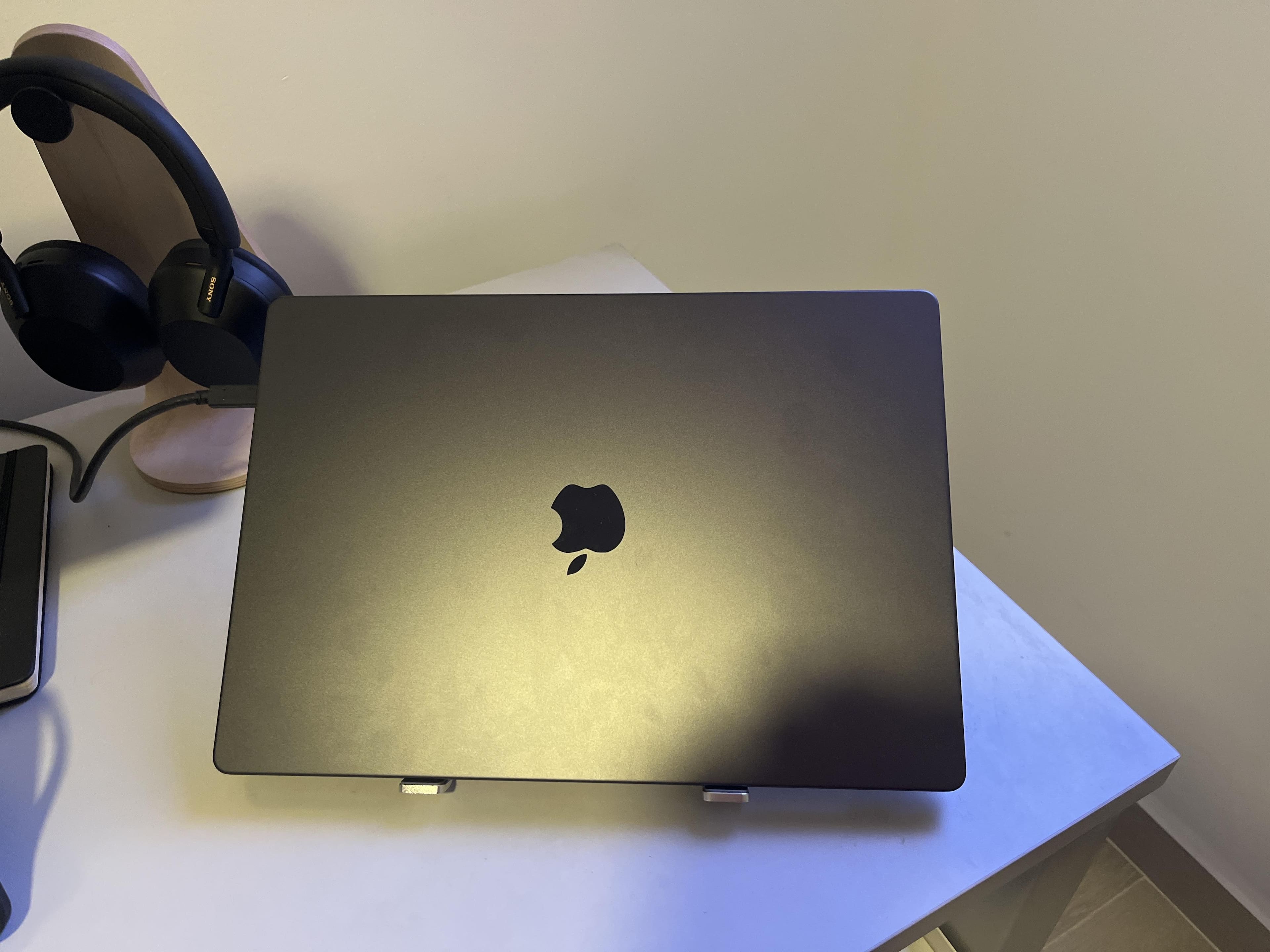 16 inch MacBook Pro Apple M5 Pro chip with 18 core CPU and 20 core