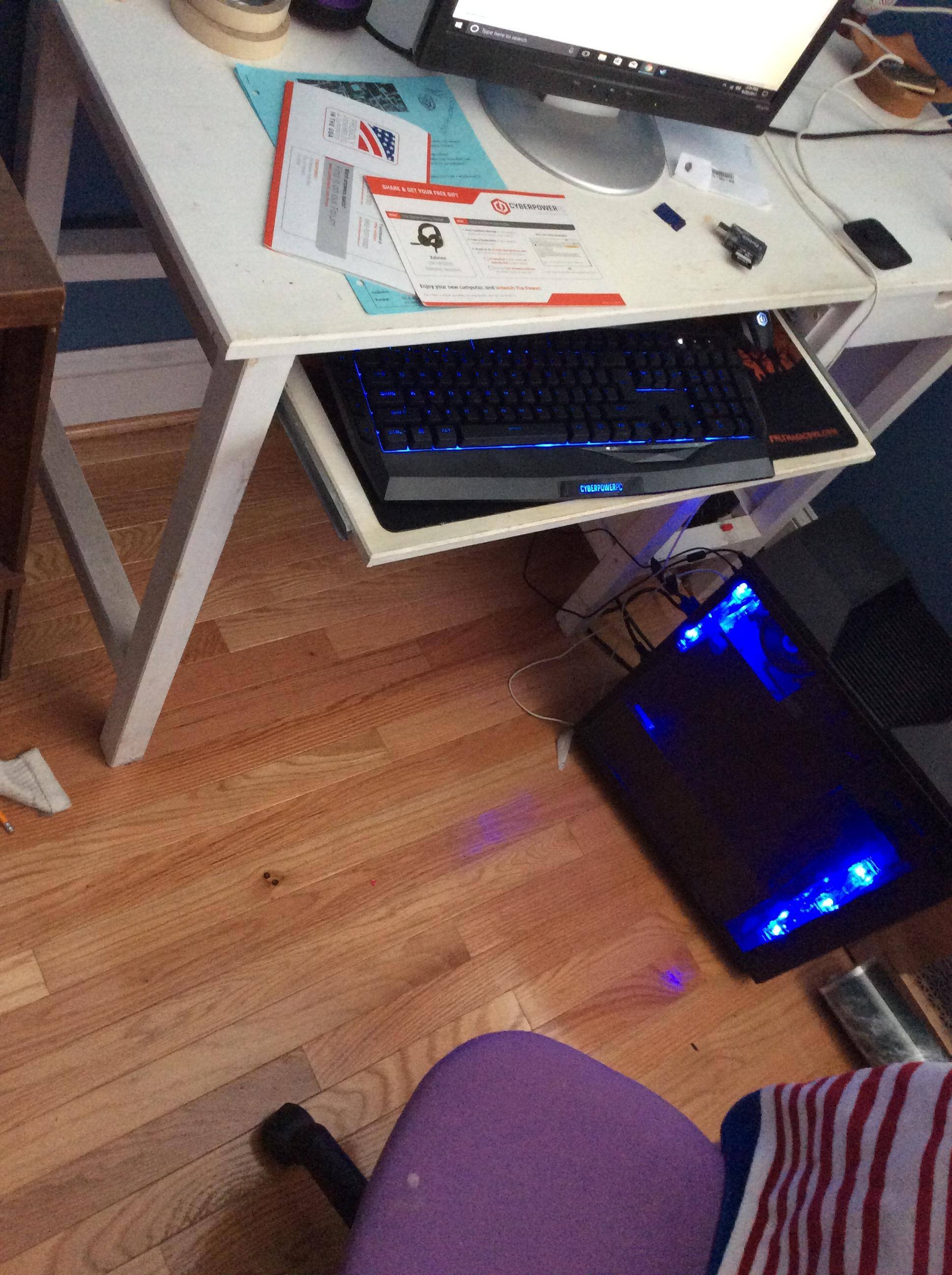 Only the pc, keyboard and mouse come in the bundle, click to load a larger version