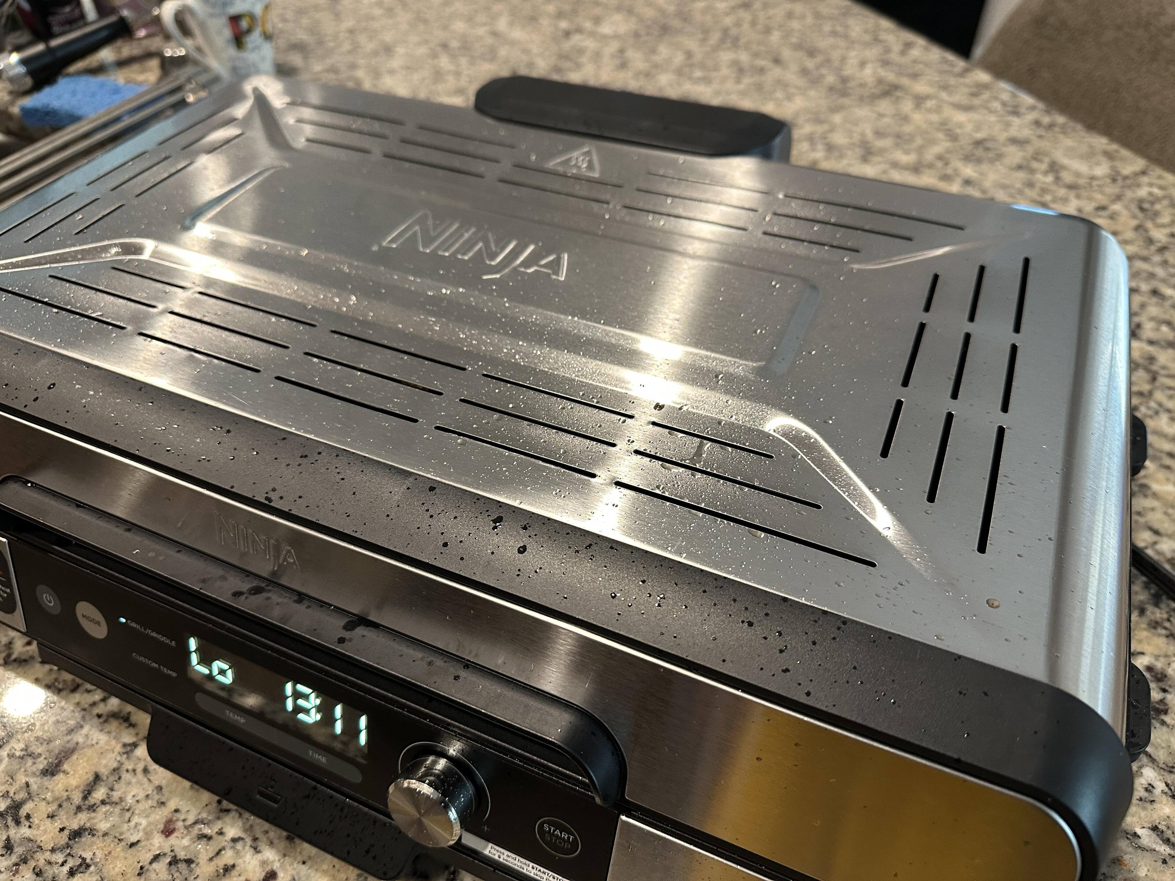 Lid keeps a lot of the splatter contained, but not all of it, click to load a larger version