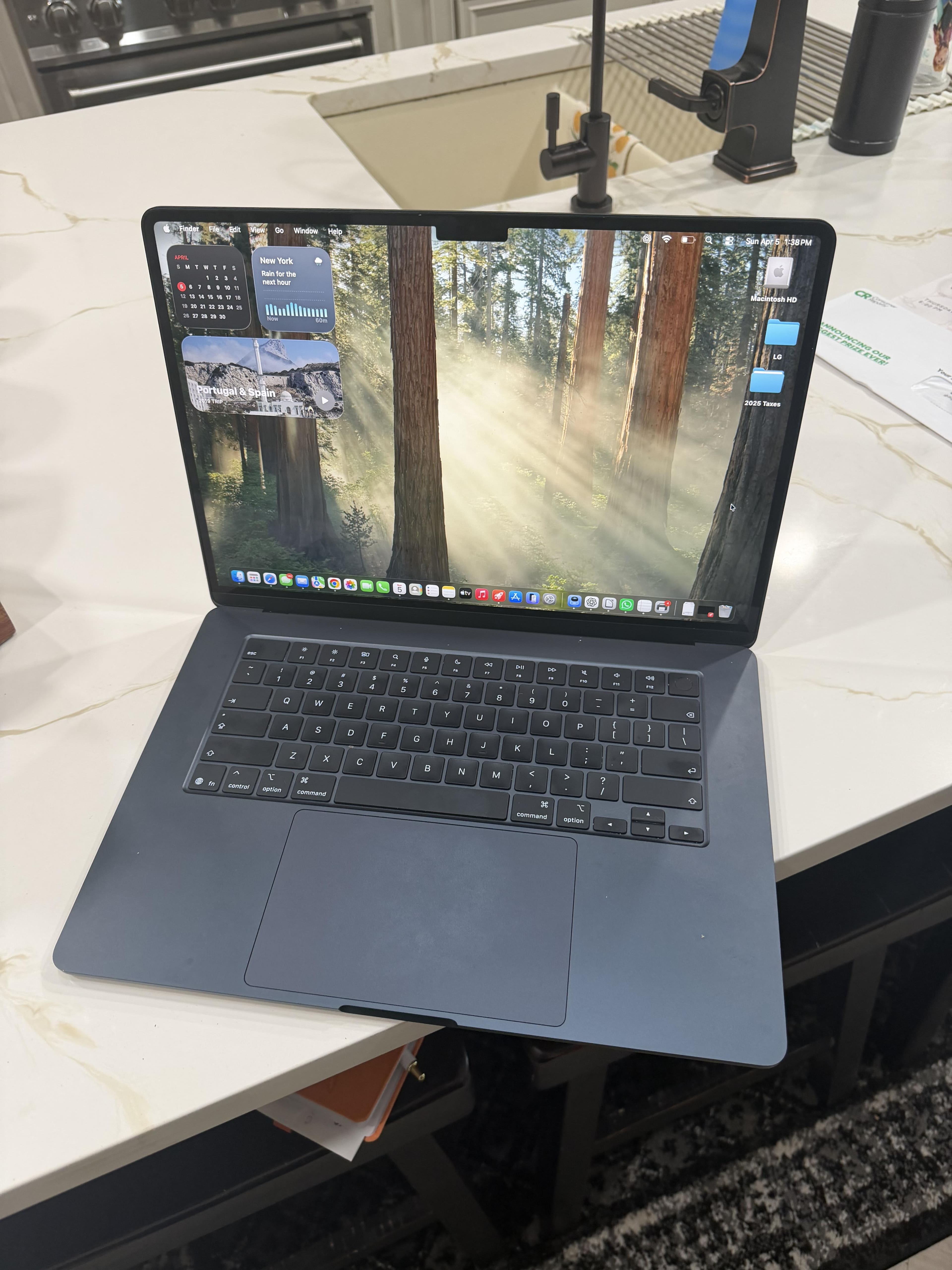 15 inch MacBook Air Apple M5 chip with 10 core CPU and 10 core GPU