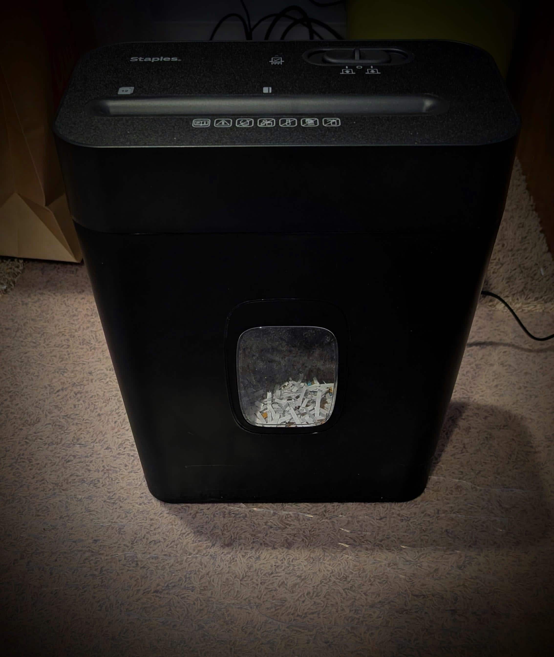 Staples 12 Sheet Cross Cut Multi Media Shredder (ST62151) Black