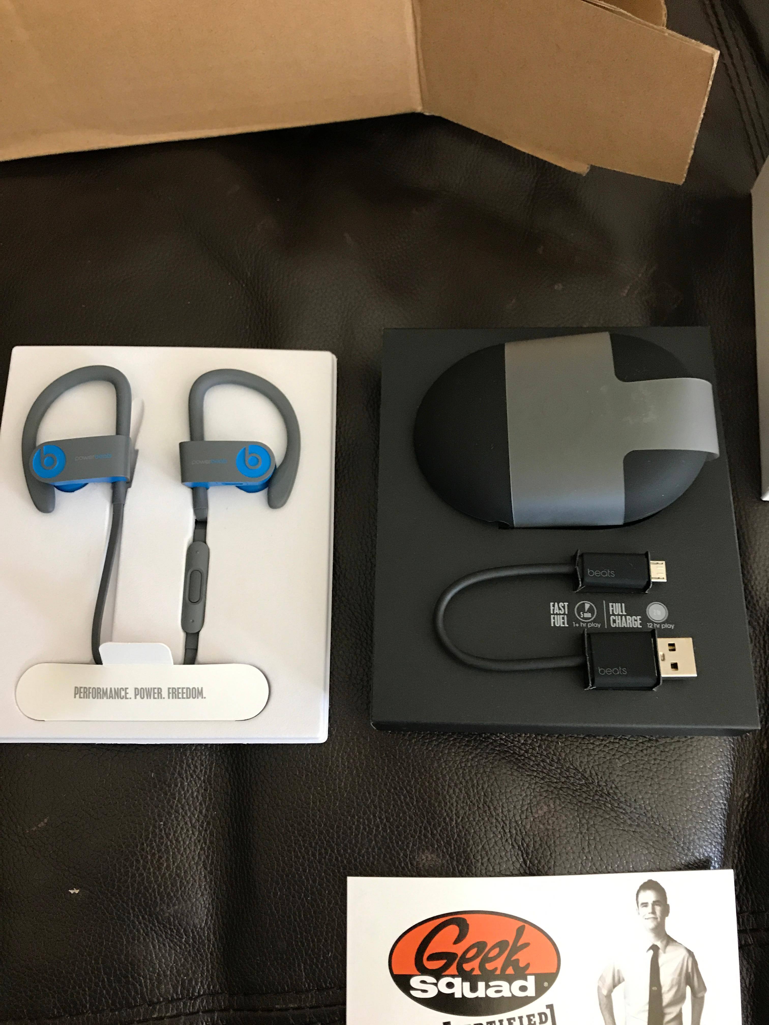 Brand new case and additional ear buds., click to load a larger version