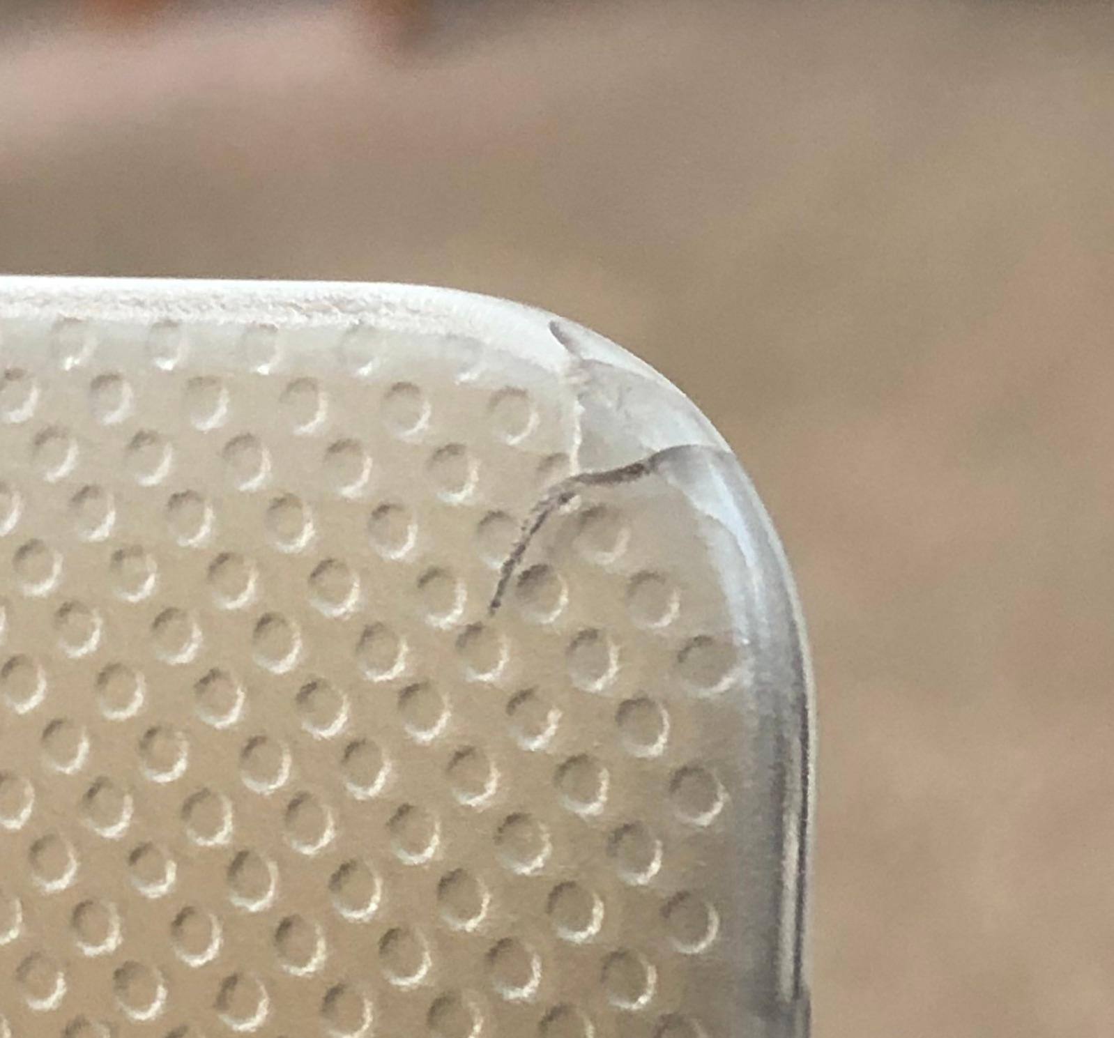 Different corner showing another crack..., click to load a larger version