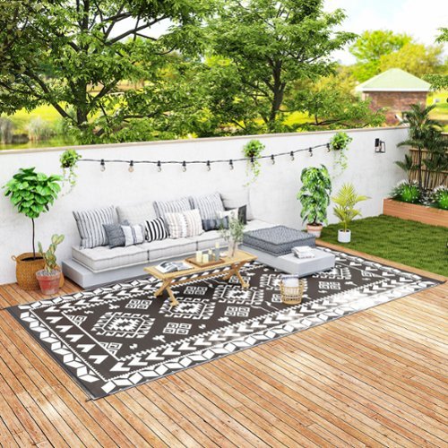Outsunny - Outdoor Rug for Patio, 9' x 18' Waterproof Large Mat, Reversible Plastic Straw Rug for Décor - Black and White Rhombus Patchwork-Front_Standard 