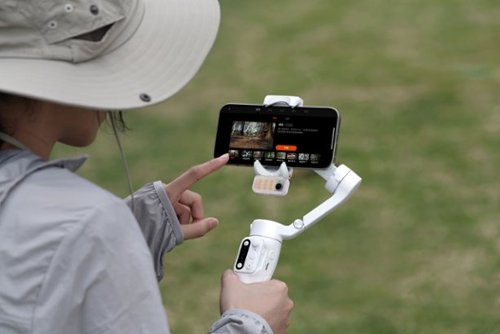 Hohem iSteady V3 3-Axis Gimbal Stabilizer for Smartphone w/ AI Tracking, Detachable Remote, Extendable Pole, & Magnetic Light - White BUY IN HONG KONG