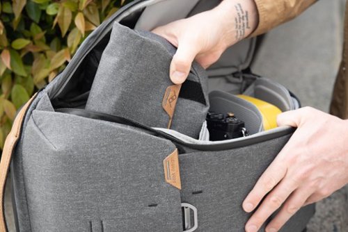 Peak Design Field Pouch V2 - Charcoal BUY IN QATAR