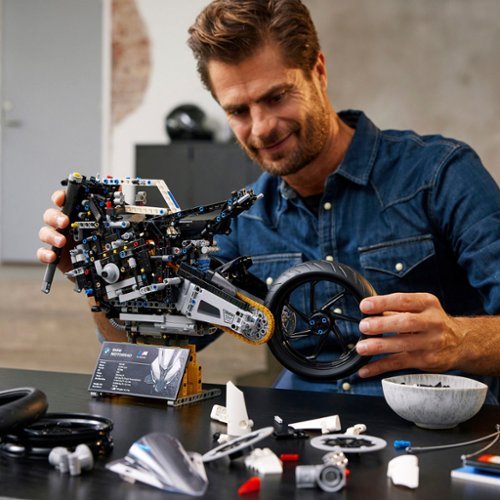 LEGO Technic BMW M 1000 RR 42130 WORLDWIDE DELIVERY