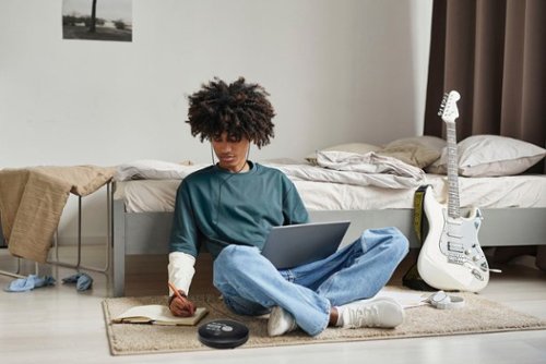 iLive Portable CD Player - Black WORLDWIDE DELIVERY