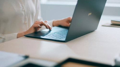LG gram 15” OLED Laptop - Intel Evo Platform 13th Gen Intel Core i7 with 16GB RAM - 1TB NVMe SSD - Blue BUY IN MALAYSIA
