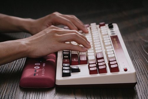 8BitDo Retro Mechanical Keyboard - Fami Edition BUY IN EUROPE