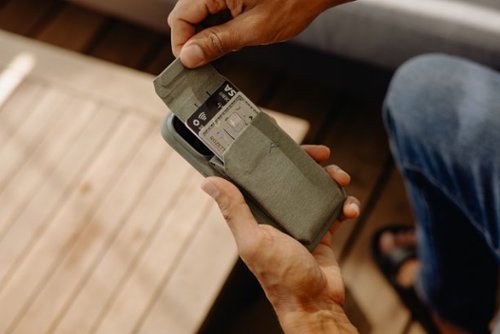 Peak Design Mobile Wallet Stand - Sage GLOBAL SHIPPING