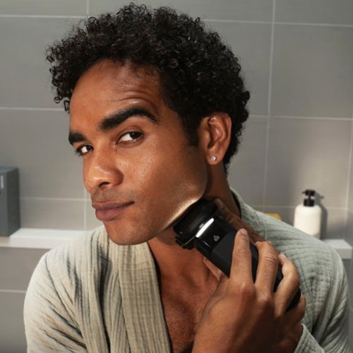 Manscaped The Chairman Pro Essentials Kit Rechargeable Wet/Dry Electric Foil Face Shaver and SkinSafe Stubble Trimmer - Black BUY IN EUROPE