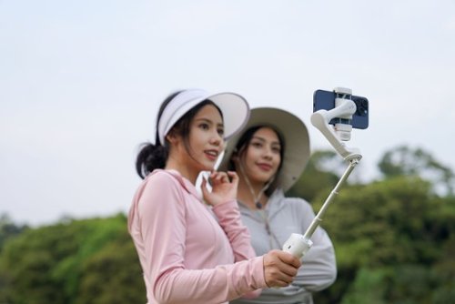 Hohem iSteady V3 3-Axis Gimbal Stabilizer for Smartphone w/ AI Tracking, Detachable Remote, Extendable Pole, & Magnetic Light - White BUY IN CANADA