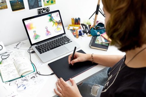 Wacom One by Wacom Student Drawing Tablet (small) – Works with Chromebook, Mac, PC - Black/Red GLOBAL SHIPPING