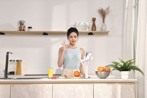 Hohem iSteady V3 3-Axis Gimbal Stabilizer for Smartphone w/ AI Tracking, Detachable Remote, Extendable Pole, & Magnetic Light - White BUY IN SAUDI ARABIA