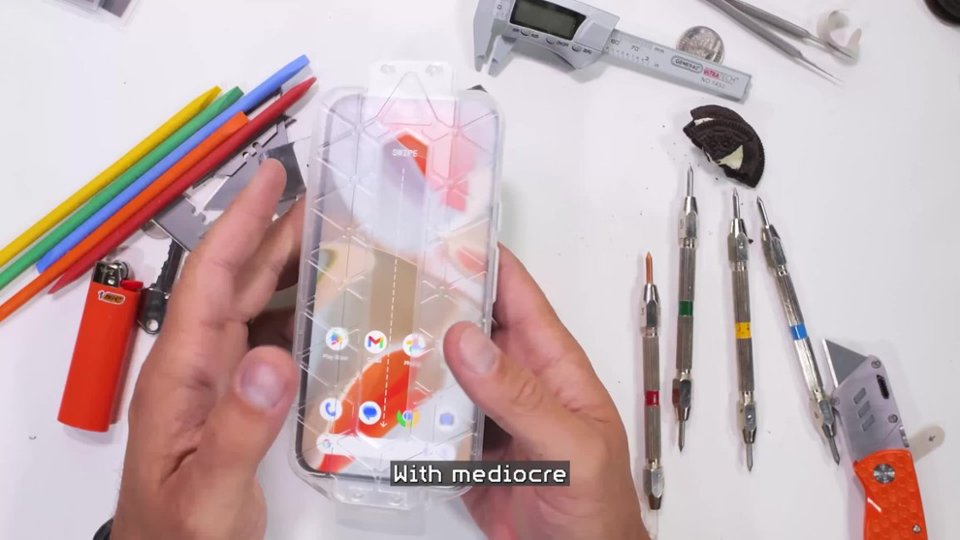 Prism influencer video for Galaxy S25 Ultra (JerryRigEverything) video 0 minutes 29 seconds