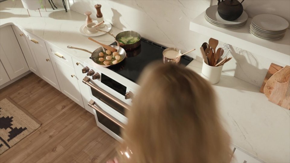 Edge-To-Edge Glass Cooktop video 0 minutes 17 seconds