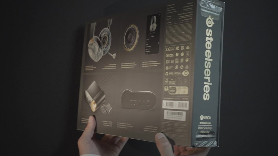 Arctis Nova Elite Unboxing video 0 minutes 49 seconds