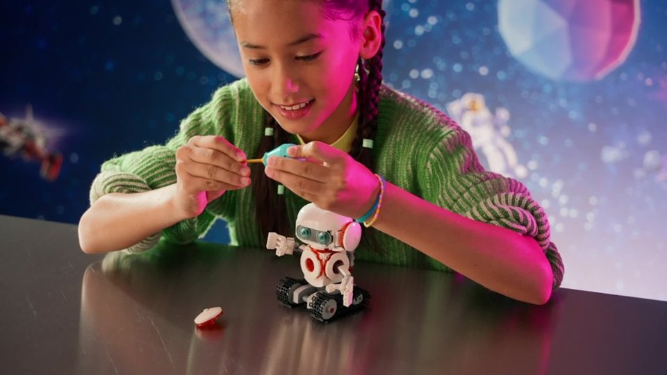 Shopper video of Creator 3 in 1 Space Robot Building Toy video 0 minutes 30 seconds