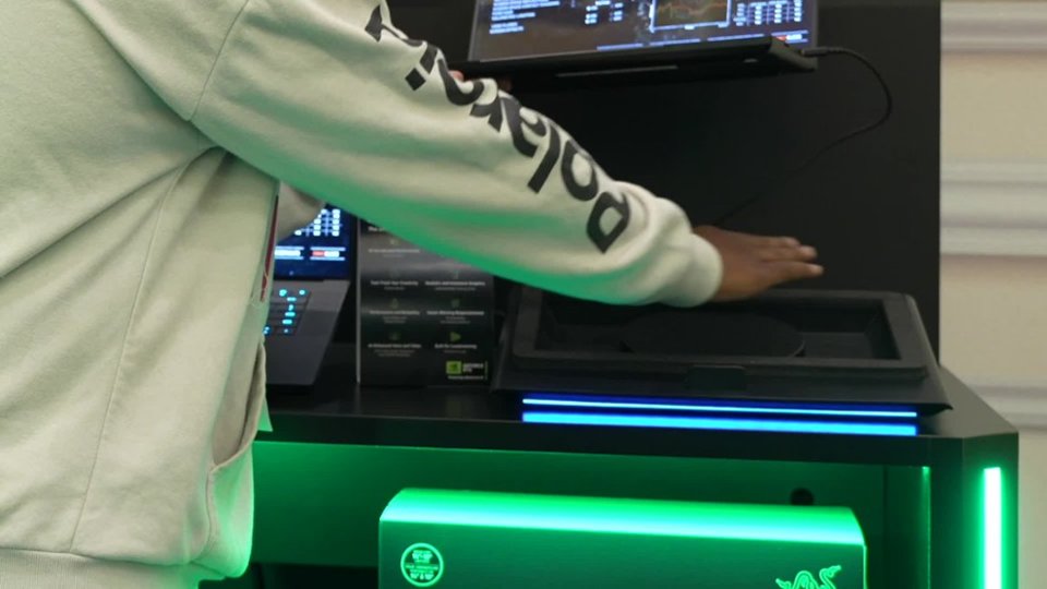 Razer Laptop Cooling Pad Product Info/Demo Video video 0 minutes 31 seconds